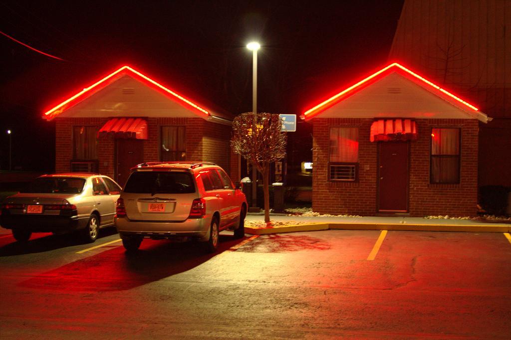 Mounts Motel Lawrenceville Exterior photo