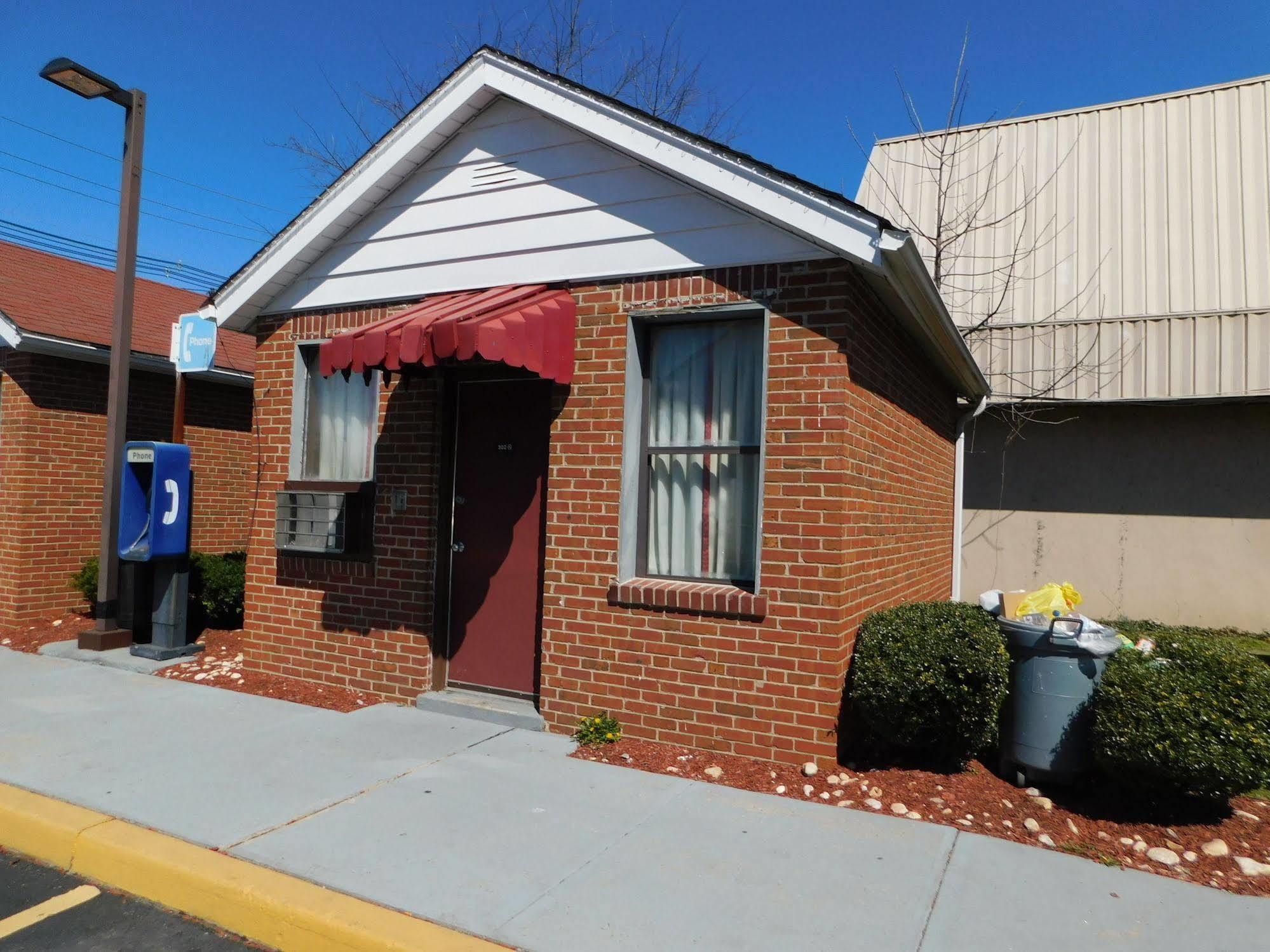 Mounts Motel Lawrenceville Exterior photo