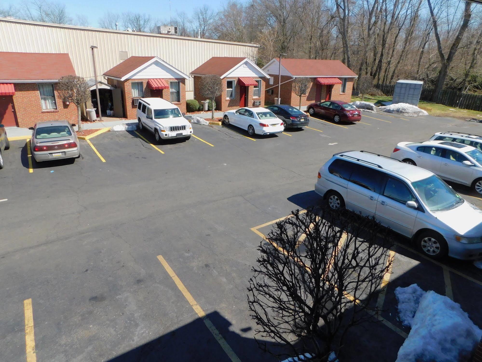 Mounts Motel Lawrenceville Exterior photo